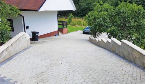 APARTMÁNOVÝ DOM v obci BEŇUŠ, kompeltne zariadený a zrekonštruovaný