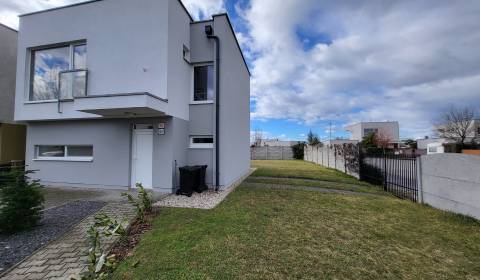 REZERVOVANÉ! 3–IZB. RD, POZEMOK 392 m²,CHORVÁTSKY GROB, ul.,BRUSNICOVÁ