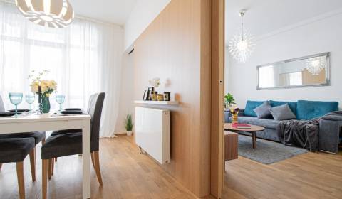PREDANÉ EXKLUZÍVNE Krásny tichý 2i byt po rekonštrukcii, BALKÓN