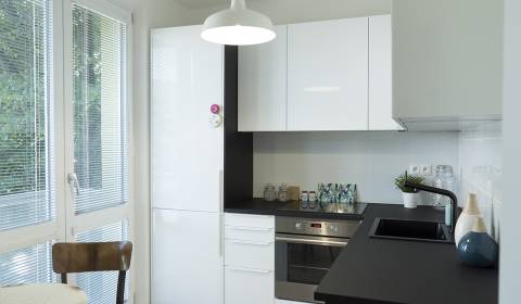 2 IZBOVÝ BYT, BALKÓN, LOGGIA, ÚŽASNÁ LOKALITA - SIBÍRSKA ULICA