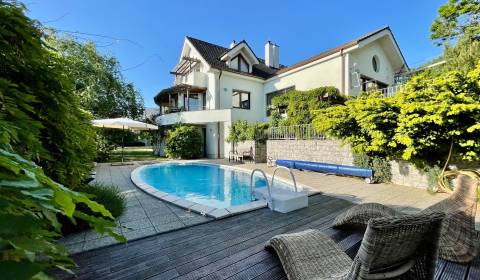 PREDAJ Veľkorysá vila s nádhernou slnečnou záhradou a bazénom