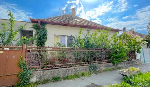 Na predaj dom s veľkým pozemkom v zastavanej časti obce JUROVA