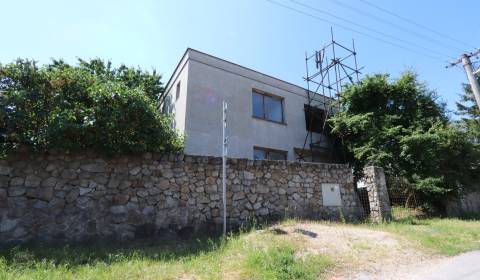 Nedokončená stavba rodinného domu na 8á pozemku