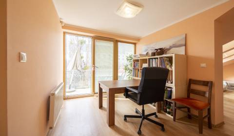 Slnečný 2i byt, 58,7 m2, zariadený, s balkónom, v centre mesta
