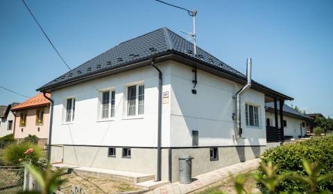 RODINNÝ DOM V MALÝCH OZOROVCIACH S BOHATOU ZÁHRADOU