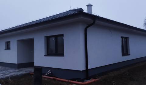 Predaj: Dom - HOLODOM - BUNGALOV 131m2, 4.izby,, Senica -Topoľová