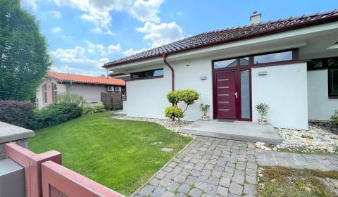 Predaj: 5 izbový bungalov /219 m2/ na pozemku 1.344 m2 v Stupave.