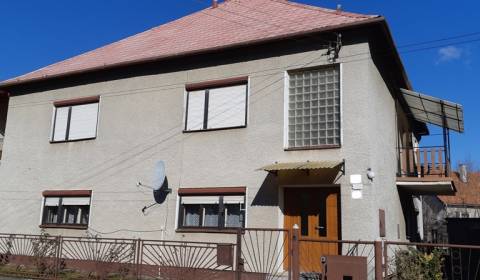 Na predaj dvojpodlažný rodinný dom v Hronskom Beňadiku