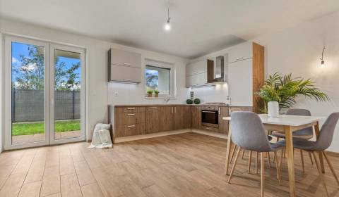 SLNEČNÝ 3 IZB.BYT, POZEMOK 170m2, 2x PARKOVACIE MIESTA, MILOSLAVOV