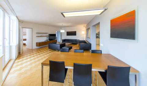 Priestranný 3i byt 107 m2, s lodžiou a parkovaním pod hradom