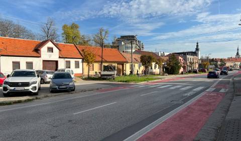 PREDAJ lukratívneho pozemku so starším domom pri parku v centre