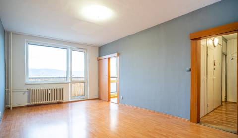 1 IZBOVÝ BYT 5 MINÚT OD AUPARKU - ROSNÁ UL.