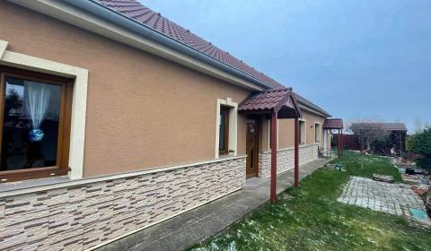 Predám rodinný dom s garážou v obci Bánov
