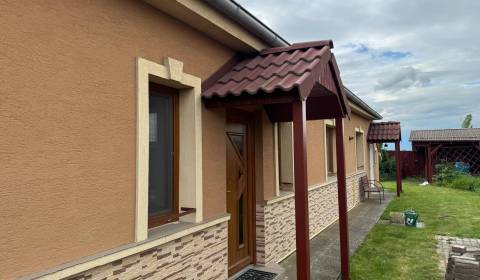 Predám rodinný dom s garážou v obci Bánov