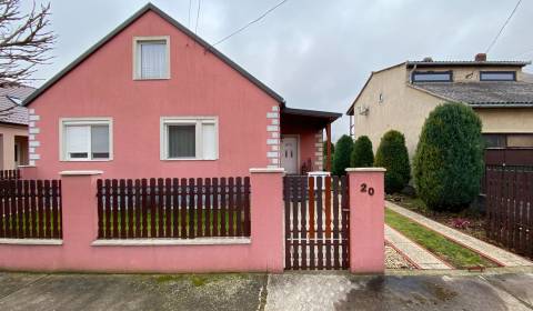 Predaj 3-i rodinný dom s bazénom Hegyeshalom, Maďarsko, pozemok 800 m2