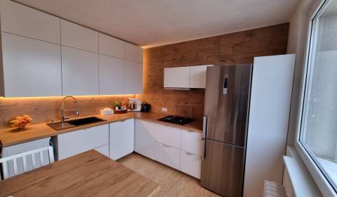 KRÁSNY VÝHĽAD, VEĽKÝ 2 IZBOVÝ BYT, 2 X LOGGIA, KLIMATIZÁCIA
