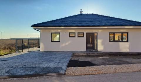 Skolaudovaná novostavba rodinného domu 4+1 pozemok 850 m2 Dolné Dubové