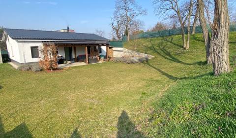 Objekt s garážou , záhradou a parkovaním .