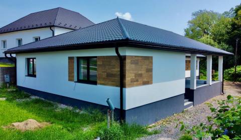 Kvalitný moderný bungalov s terasou a veľkým pozemkom