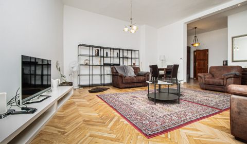  Nadštandardný staromestský 2i byt s vysokými stropmi 