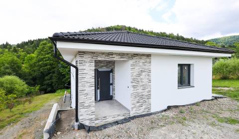 Elegantný dvojpodlažný rodinný dom s veľkým pozemkom v obci Stožok