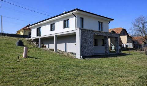 Elegantný dvojpodlažný rodinný dom s veľkým pozemkom v obci Stožok