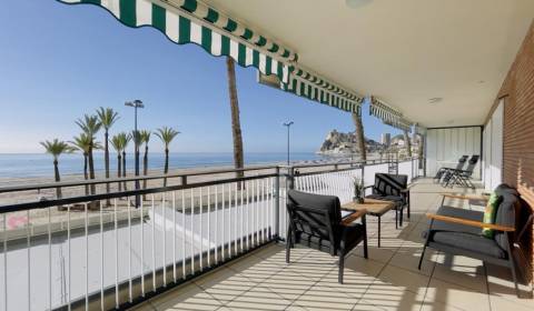 Veľký, slnečný 4 izbový byt na pláži Playa Poniente v Benidorme 