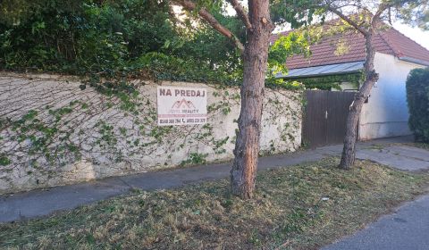Stavebný pozemok na predaj so starším rodinným domom v meste Galanta