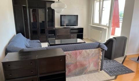 Priestranný 3i byt 82 m2, s dvomi lodžiami a garážou, dobrá lokalita 