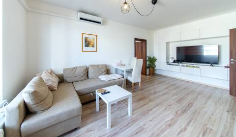 Slnečný 2i byt 44 m2, s A/C, balkónom a parkovaním, JÉGEHO ALEJ