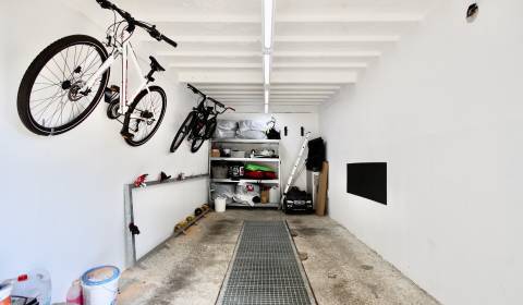 PREDANÉ: Pekná garáž s hlbokou montážnou jamou a elektrinou, Ružinov