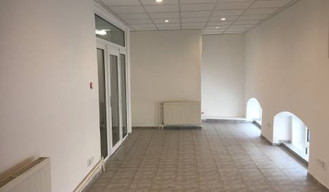 Prenájom kancelárie v centre na Župnom námestí, 27 m2
