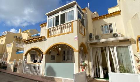 Útulný dom v radovej zástavbe v Playa Flamenca. 