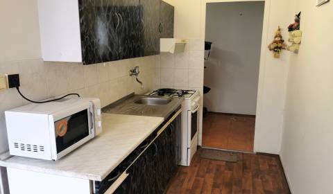 Na predaj 2. izbový byt v širsom centre mesta Komárno, 57 m2.