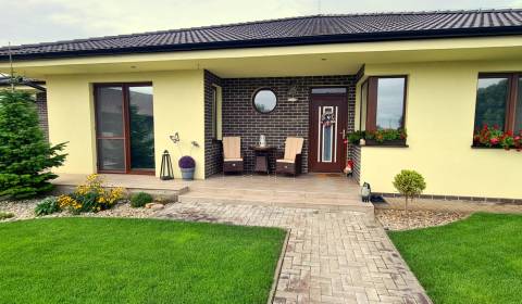 Exkluzívne predáme rodinný dom s bazénom v Rastislaviciach.