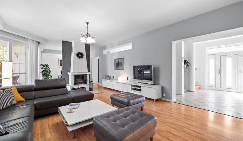 Vám ponúka 6 izb. rodinný dom s garážou, Rusovce, 650 m2.