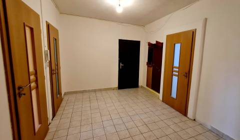 Znížená cena!!! 4-izbový byt na predaj, Banská Štiavnica.
