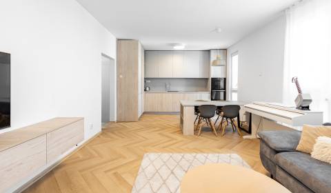 Krásny, priestranný 2i byt 50m2, s parkovaním a pivnicou