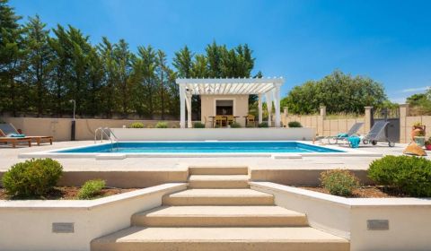☀ Šibenik (HR) – Moderná vila s krásnou záhradou a bazénom v tichej št