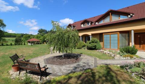 PREDAJ kvalitný 9i rodinný dom v obci Santovka, pozemok 3851 m2