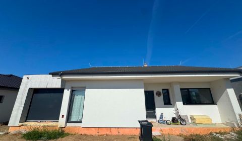 Predám novostavbu rodinného domu s garážou vo Dvoroch nad Žitavou