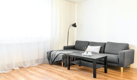 Zrekonštruovany 3izbovy byt s veľkou terasou, pozemok a 2 park.miesta