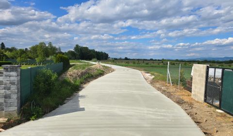 STAVEBNÝ POZEMOK 561 M² BOROVCE *VIDEO* /ELEKTRINA, VODA, KANALIZÁCIA/