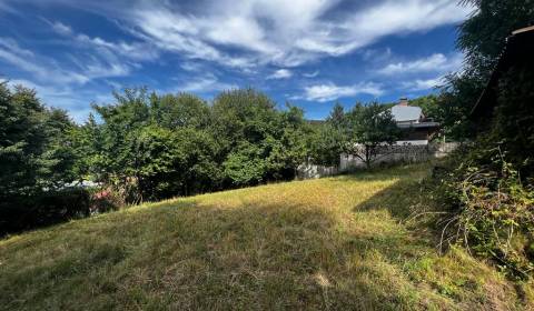 SLNEČNÝ POZEMOK S UPI NA RODINNÝ DOM, POZEMOK VHODNÝ AJ NA REKREÁCIU