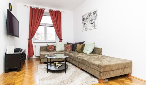 Staromestský 3i byt s vysokými stropmi 