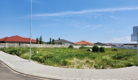 Na predaj stavebný pozemok Miloslavov 696m2