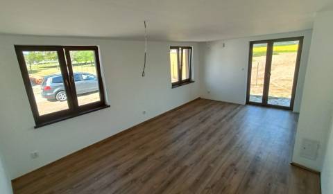 Okr. Topoľčany 4-izbový rodinný dom na kľúč v Oponiciach 
