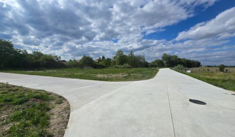 STAVEBNÝ POZEMOK 514 M² BOROVCE *VIDEO* /ELEKTRINA, VODA, KANALIZÁCIA/