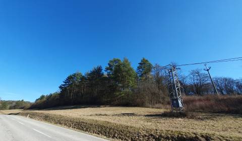 Ponúka na predaj pozemok v krásnom prostredí Kopaníc.