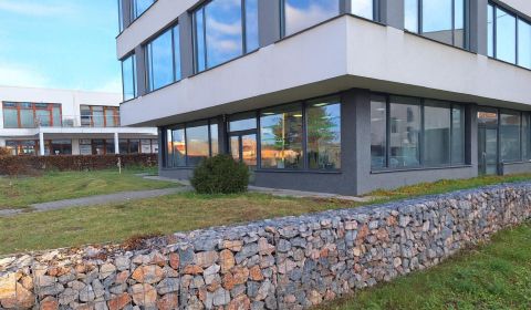 PONÚKAME NA PRENÁJOM PRIESTORY V POLYFUNKČNEJ BUDOVE, 90M2